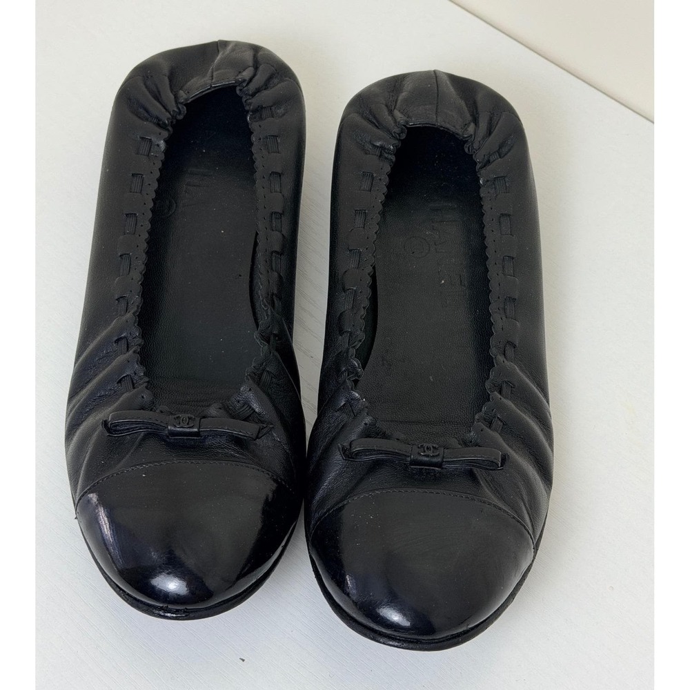 Chanel Black Leather Patent Cap Toe Bow Ballet Flats Scalloped Elastic Trim 38